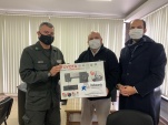 El Defensor Regional hizo entrega de la donaci&oacute;n al Director Regional de Gendarmer&iacute;a