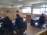 A la derecha, el Defensor Regional de &Ntilde;uble, Marco Montero, durante la audiencia en el Tribunal de Quirihue.