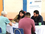 El defensor p&uacute;blico Fabi&aacute;n Espejo y la asistente administrativa Priscilla Godoy atendiendo p&uacute;blico en la actividad.
