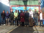 Las autoridades junto a los internos que pintaron el mural alusivo a los pueblos indigenas