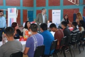 El defensor regional, Ra&uacute;l Palma Olivares conversa con los j&oacute;venes internos del CIP CRC de Paipote.