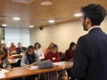 Tras la bienvenida, los 14 defensores sudamericanos escuchan la exposici&oacute;n del abogado Javier Ruiz, del Departamento de Estudios.