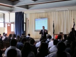 Tras la charla del Defensor Regional, Eduardo Morales, hubo atenci&oacute;n individual para los alumnos que lo requirieron.
