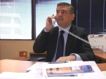 El Defensor Regional de Tarapac&aacute; en pleno contacto telef&oacute;nico con radio Brav&iacute;ssima de Iquique