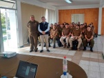 :  El Defensor Regional de Tarapac&aacute; junto al &uacute;ltimo grupo de carabineros participantes de la capacitaci&oacute;n.
