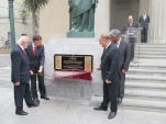 Las autoridades descubrieron la placa informativa en la Diosa Themis