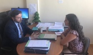 (Foto de archivo) El defensor local jefe de Cha&ntilde;aral, en reuni&oacute;n con la asistente social de la Defensor&iacute;a Regional. 