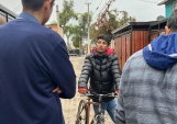 Jos&eacute; Carrasco en su casa de Maip&uacute;, recrea los hechos ocurridos cuando lo tomaron detenido injustamente.