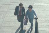 Defensor Pablo Sanzana Porta el bolso y acompa&ntilde;a a su defendida Lupe Carbonell camino a entregarse para cumplir prisi&oacute;n preventiva