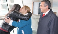 defensora Fabiola Vallejos abraza a una emocionada Ruth Pineda, que podr&aacute; cumplir su pena en libertad.Observa del defensor Mario Palma.