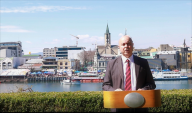 El discurso se realiz&oacute; con el r&iacute;o y la emblem&aacute;tica Feria Fluvial de la costanera valdiviana de fondo