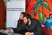 La asiste social Mar&iacute;a Paz Sandoval y el defensor penal juvenil Luis Acu&ntilde;a Tapia en feria de educaci&oacute;n en Liceo T&eacute;cnico de Temuco