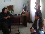 La alcaldesa de San Pedro de Atacama y el Defensor Regional (S) de Antofagasta durante la reuni&oacute;n.
