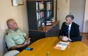 El defensor regional de Atacama, Ra&uacute;l Palma Olivares, hace entrega de la Revista 93 y Proyecto Inocentes al general, Jorge Tobar Alfaro. 