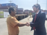 El abogado defensor Cristi&aacute;n Mart&iacute;n junto al transportista, que recuper&oacute; su libertad tras resoluci&oacute;n judicial.   