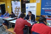 En uno de los stand de la Defensor&Atilde;&shy;a Penal P&Atilde;&ordm;blica el defensor penal p&Atilde;&ordm;blico Enoc S&Atilde;&iexcl;ez atiende a personas privadas de libertad