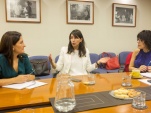La Defensora Nacional (S), Viviana Castel (al centro), junto a Macarena Rodr&iacute;guez (izquierda) y Carmen Miguel (derecha).