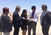 La defensora y el seremi en visita a los terrenos junto a sus asesores t&eacute;cnicos.