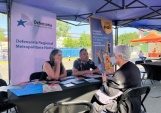Francisca Selles, de la Unidad de Estudios de la DRMN encargada de UAGD, conversa con vecinos de Providencia en las afueras del Hospital Salvador. 