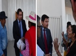 Los defensores Claudio Rojas y Mario Villablanca junto a los familiares de los ahora sobrese&iacute;dos. 