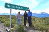 Jorge Moraga, Orietta Rodr&iacute;guez y Juan Galindo, en paso a Mall&iacute;n Grande, localidad de la comuna de Chile Chico.