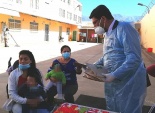 El defensor regional de O'Higgis,Claudio Aspe, entrega obsequio a las mam&aacute;s del m&oacute;dulo lactantes.
