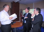 Leonardo Moreno (a la izquierda) conversa con Claudio P&eacute;rez, Defensor Regional, y Fernando Alliende, Jefe de Estudios.