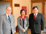 El decano de derecho de la Universidad de Chile, Roberto Nahum; la abogada y acad&eacute;mica Pamela Pereira y el Defensor Regional Claudio Pavlic.