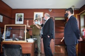 En la 1&deg; Comisar&iacute;a de Coyhaique se entreg&oacute; material de difusi&oacute;n para orientar en materia de defensa penal a las y los detenidos. 