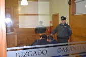 Luis Acu&ntilde;a, defensor penal juvenil conversa con adolescente acusado de homicidio