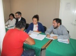 En foto de archivo, la defensora penitenciaria Dalet Ram&iacute;rez atiende a internos del CET Valpara&iacute;so.