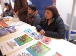 En la imagen de archivo, Carol Gonz&aacute;lez entrega material de difusi&oacute;n del Proyecto Inocentes a estudiantes.