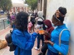 La asistente social, Yesenia Cort&eacute;s difunde defensa especializada en migarntes a la salida del Obispado de Copiap&oacute;.