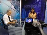La facilitadora intercultural, In&eacute;s Flores Huanca, junto al conductor del noticiero Udo Gon&ccedil;alves en el canal Morrovisi&oacute;n.