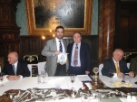 El defensor p&uacute;blico Juan Ignacio Lafontaine, al recibir un reconocimiento de parte de Jaime Alvarez, del Rotary Club de Punta Arenas.