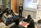 El jefe de estudios, Boris Hrzic da a conocer "Proyecto Inocentes" a alumnos de &uacute;ltimo a&ntilde;o de Trabajo Social. 