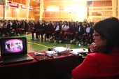 La defensora penal juvenil Mar&iacute;a Fernanda Aguilera ante 400 j&oacute;venes observando el video sobre RPA, previo a su exposici&oacute;n