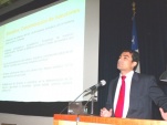 El abogado Pablo Aranda, del Departamento de Estudios de la Defensor&iacute;a Nacional, durante su exposici&oacute;n en el seminario.