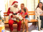 Los ni&ntilde;os miraban con curiosidad al personaje de barba blanca y traje rojo