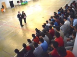 El Defensor Regional (S) Gabriel Carri&oacute;n y la Jefa de Estudios(S) Karina Reyes, en pleno di&aacute;logo con el centenar de internos atendidos en el gimnasio 