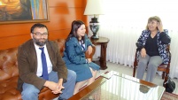 La  Defensora junto al jefe de estudios y la Presidenta de la Corte de Apelaciones 