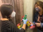 Muy positiva y agradecida recepci&oacute;n tienen las coalciones entregadas por funcionarios de la Defensor&iacute;a Metropolitana Sur a los detenidos