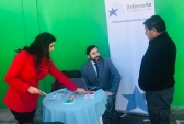 El defensor local jefe de Cha&ntilde;aral, Ignacio Osorio atiende a un vecino del sector aeropuerto.