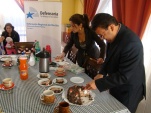 Al director administrativo regional del Biob&iacute;o, H&eacute;ctor Salinas, le toc&oacute; repartir torta a las internas.