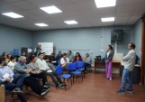 La encargada de penitenciario Valentina Lorca junto al profesional de estudios Francisco Garc&iacute;a, realizan charla informativa a funcionarios del CAIS.
