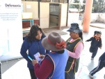 La Facilitadora Intercultural de la Defensor&iacute;a conversa en lengua aymara con pobladoras de Poconchile.