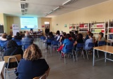 Docentes, directivos y asociaciones de profesores escuchan atentamente a la defensora penal juvenil, Mar&iacute;a Fernanda Aguilera, de la DRMN.