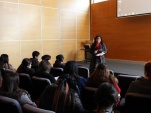 La profesional Paola Troncoso expone ante los universitarios el trabajo de la Unidad de Apoyo a la Gesti&oacute;n de la Defensa.  