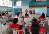 El defensor penal juvenil Sergio Mu&ntilde;oz y dos alumnos en pr&aacute;ctica, Valentina Villagra y Ra&uacute;l Sandoval conversan con j&oacute;venes en internaci&oacute;n provisoria