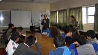 El Jefe de Estudios, Renato Gonz&aacute;lez y la Asistente Social, Yasna Contreras con alumnos de Escuela Los Estandartes.
